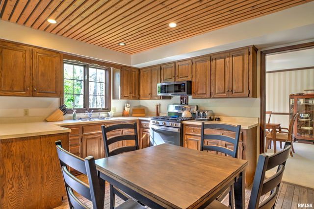 10611 N SLEEPY HOLLOW Road, Peoria, IL 61615