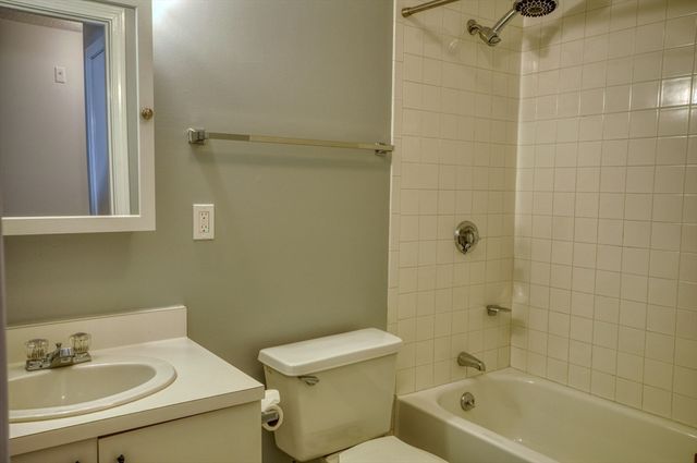 618 Boston Ave 4A, Medford, MA 02155