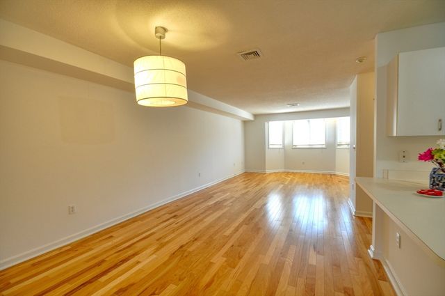 618 Boston Ave 4A, Medford, MA 02155