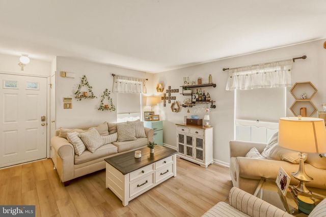 437 LONGFELLOW DR, Williamstown, NJ 08094