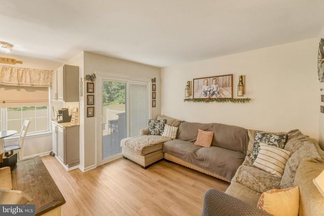 437 LONGFELLOW DR, Williamstown, NJ 08094