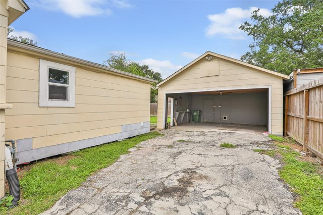 1005 N Main Street, Dayton, TX 77535