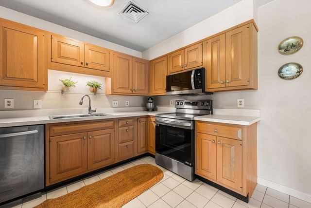 63 Garden Rd C5, Wellesley, MA 02481