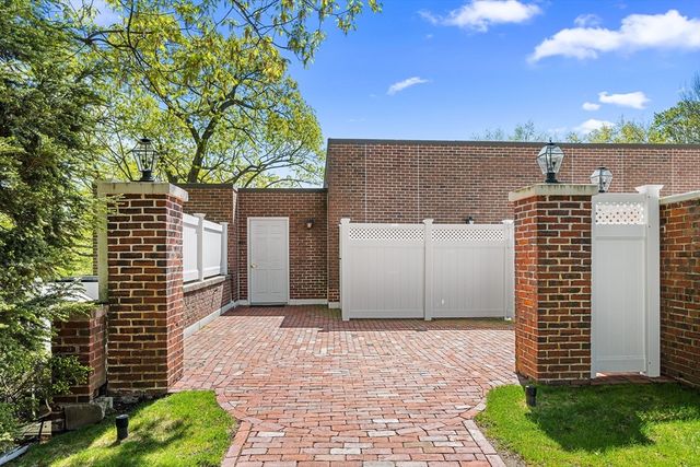 63 Garden Rd C5, Wellesley, MA 02481