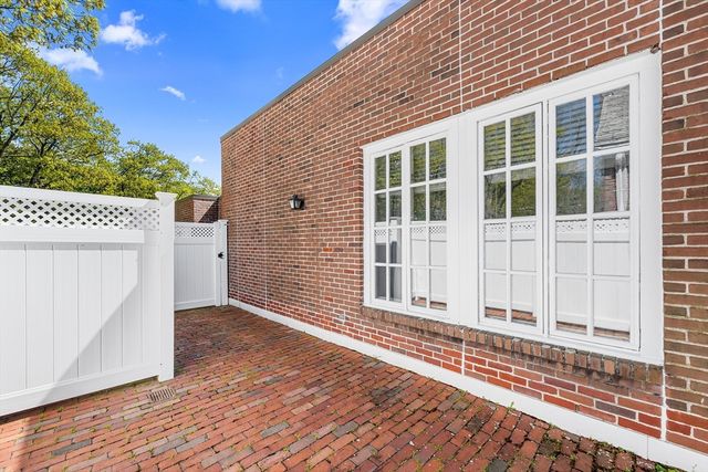 63 Garden Rd C5, Wellesley, MA 02481