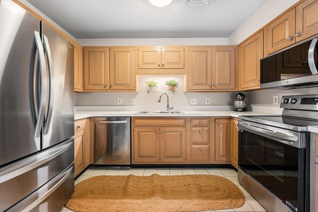 63 Garden Rd C5, Wellesley, MA 02481