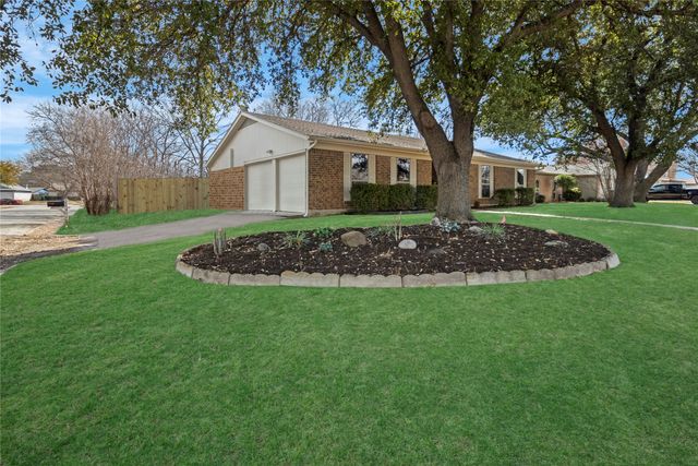 5820 Denise Drive, Haltom City, TX 76148