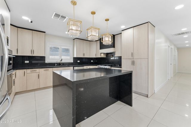 6139 W COLTER Street, Glendale, AZ 85301