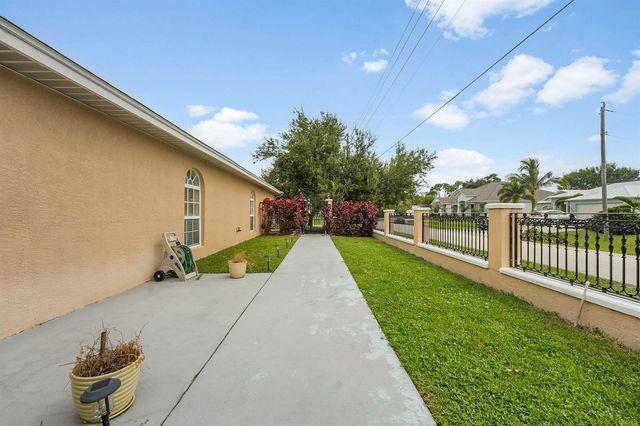 1402 SW Doe Court, Port St. Lucie, FL 34953