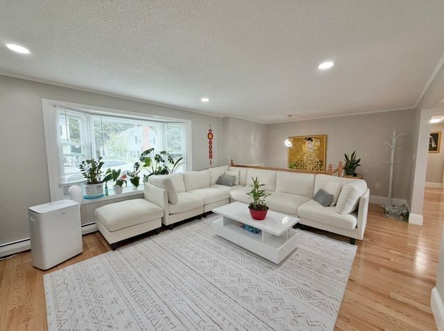 22 Dorchester St, Waltham, MA 02453