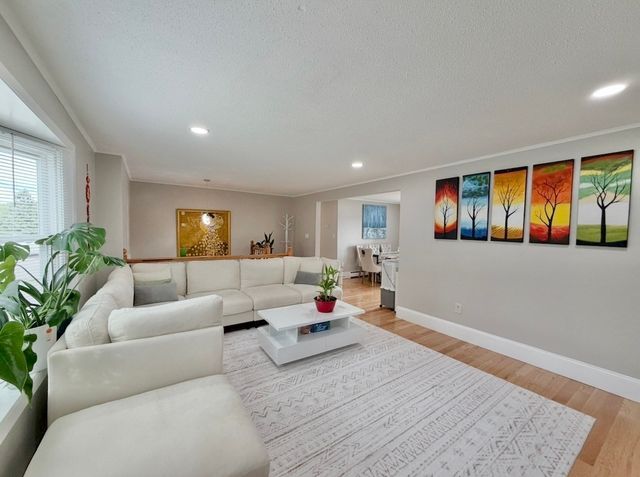 22 Dorchester St, Waltham, MA 02453