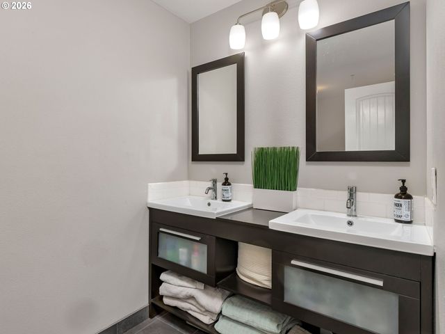 15550 Nw OAK HILLS Dr, Beaverton, OR 97006
