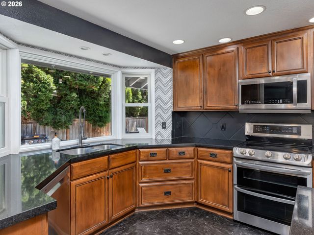 15550 Nw OAK HILLS Dr, Beaverton, OR 97006