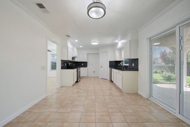 204 Edmundson Court, Arlington, TX 76002