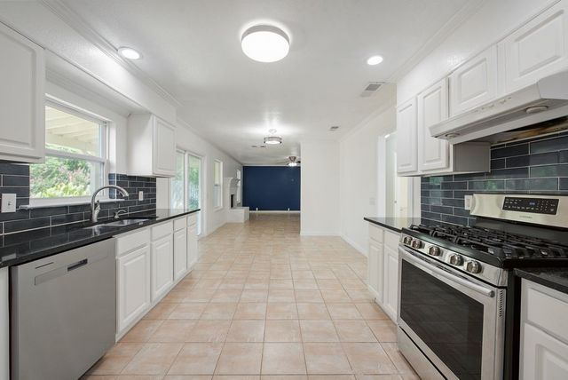 204 Edmundson Court, Arlington, TX 76002