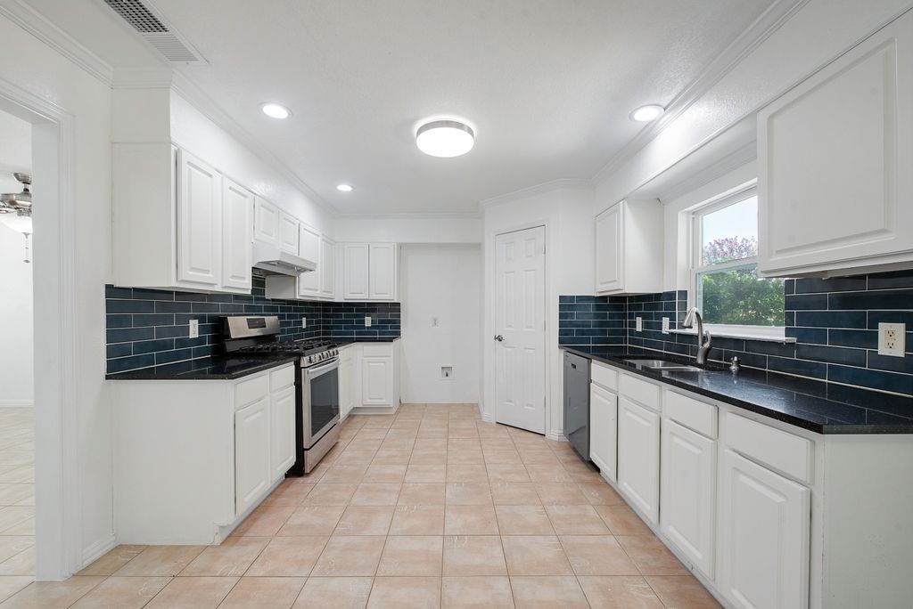 204 Edmundson Court, Arlington, TX 76002