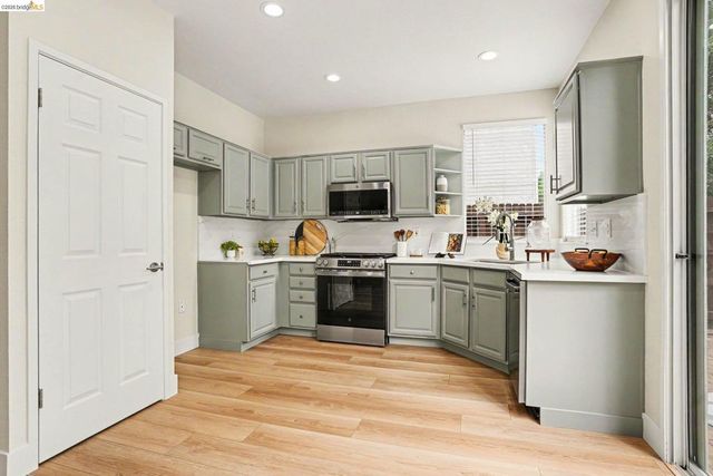 25570 Brookshire Dr, Castro Valley, CA 94552