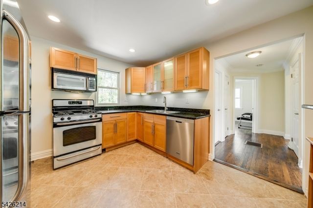 61 Beechwood Rd, Florham Park Boro, NJ 07932