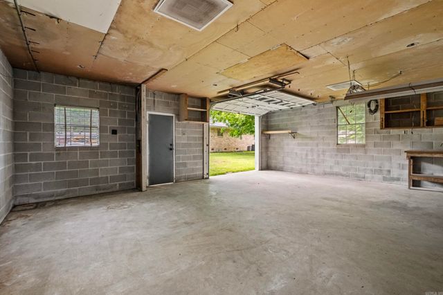 11 Warren Dr, Little Rock, AR 72209