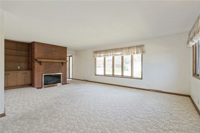 320 Eastland Drive SE, Cedar Rapids, IA 52403