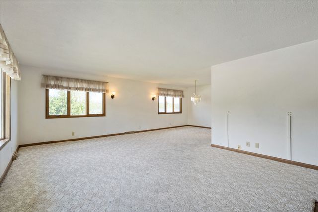 320 Eastland Drive SE, Cedar Rapids, IA 52403
