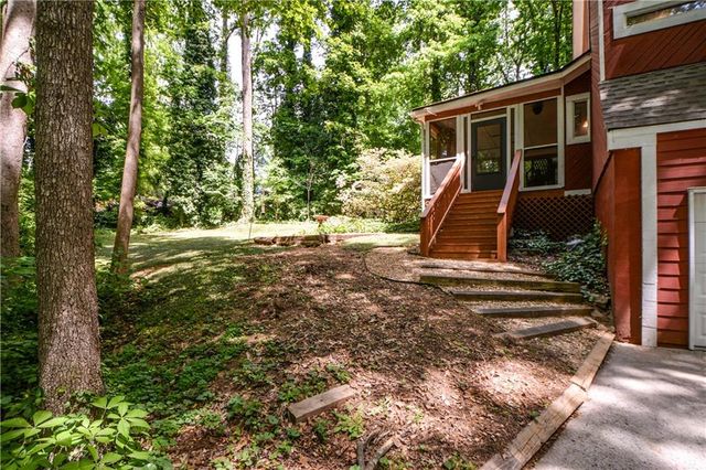 86 Bailey Drive SW, Lilburn, GA 30047