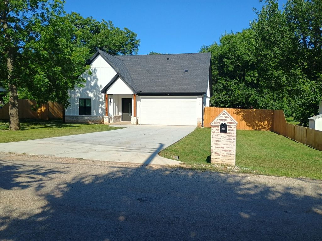 528 Pettit Drive, Newark, TX 76071