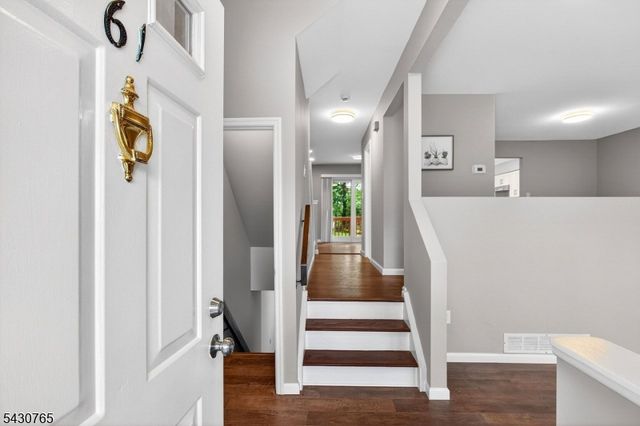 61 Freemont Ct, Franklin Twp., NJ 08873