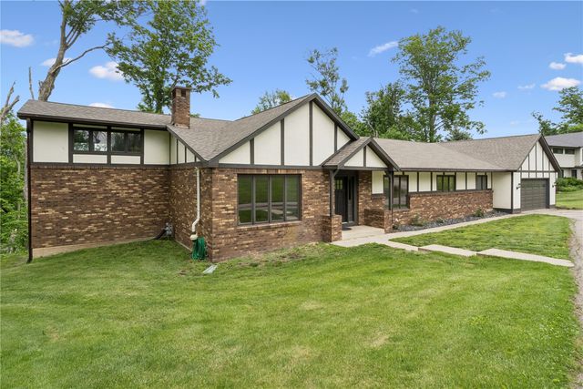 6220 High Country Dr NE, Cedar Rapids, IA 52411