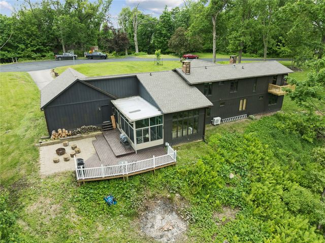 6220 High Country Dr NE, Cedar Rapids, IA 52411