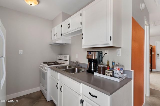 8213 E WHITTON Avenue, Scottsdale, AZ 85251