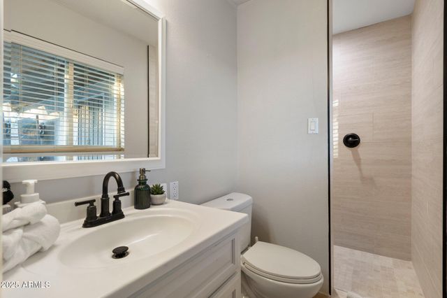 8213 E WHITTON Avenue, Scottsdale, AZ 85251