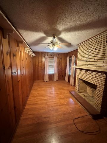 2221 S Front Street, Angleton, TX 77515