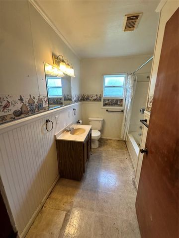2221 S Front Street, Angleton, TX 77515