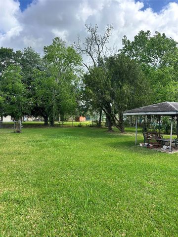 2221 S Front Street, Angleton, TX 77515