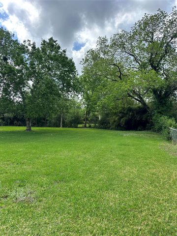 2221 S Front Street, Angleton, TX 77515