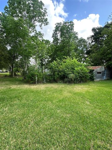 2221 S Front Street, Angleton, TX 77515