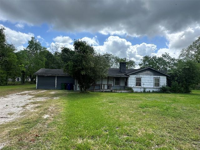 2221 S Front Street, Angleton, TX 77515