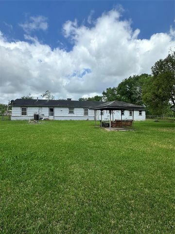 2221 S Front Street, Angleton, TX 77515