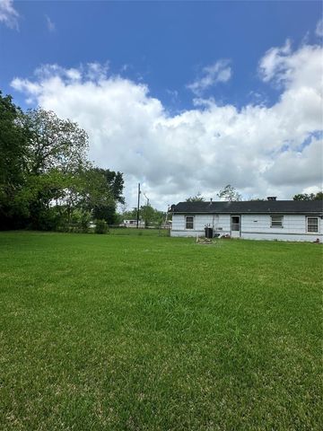2221 S Front Street, Angleton, TX 77515