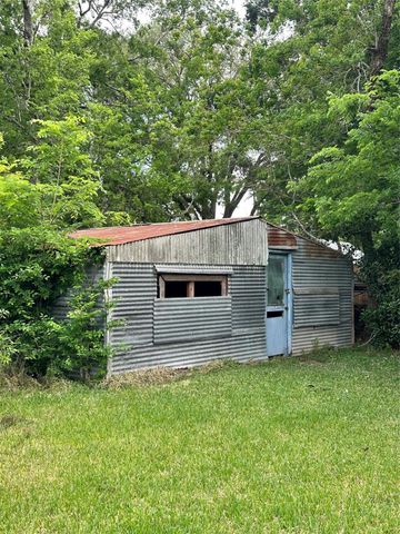 2221 S Front Street, Angleton, TX 77515