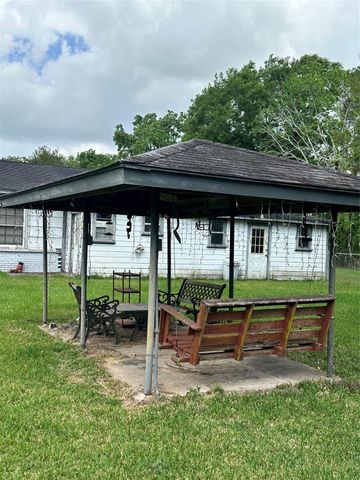 2221 S Front Street, Angleton, TX 77515