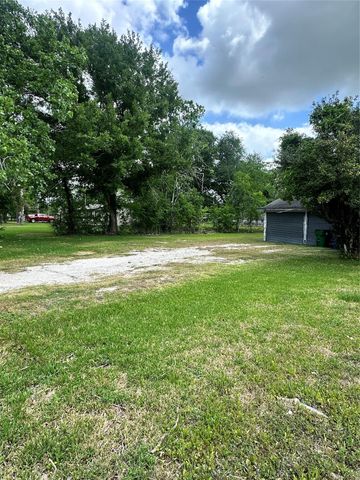 2221 S Front Street, Angleton, TX 77515