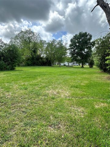 2221 S Front Street, Angleton, TX 77515