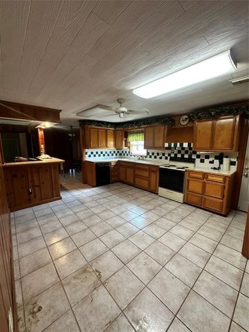 2221 S Front Street, Angleton, TX 77515