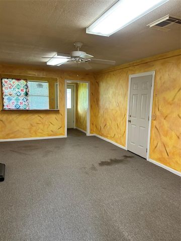 2221 S Front Street, Angleton, TX 77515