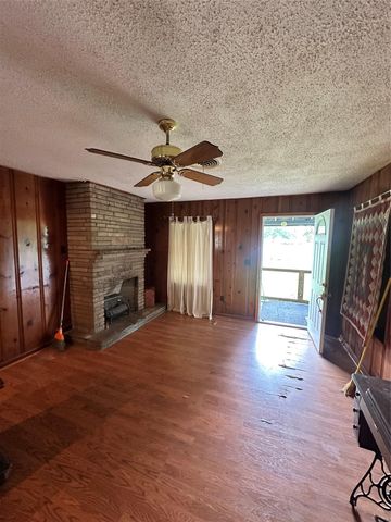 2221 S Front Street, Angleton, TX 77515