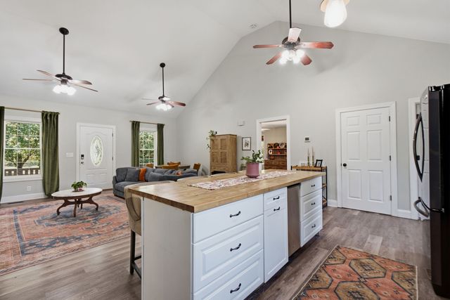 1072 Claylick Rd, White Bluff, TN 37187