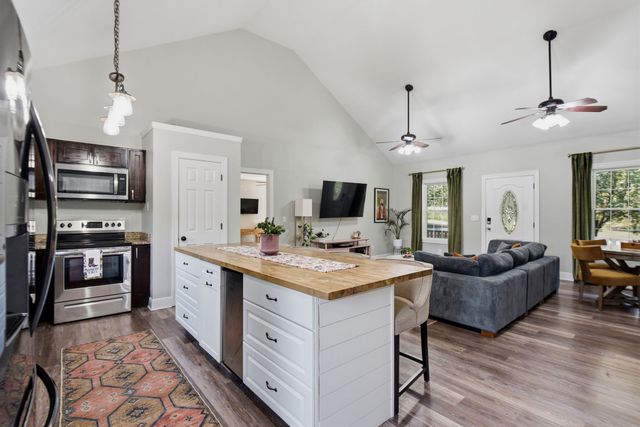 1072 Claylick Rd, White Bluff, TN 37187