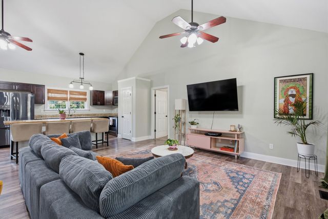 1072 Claylick Rd, White Bluff, TN 37187